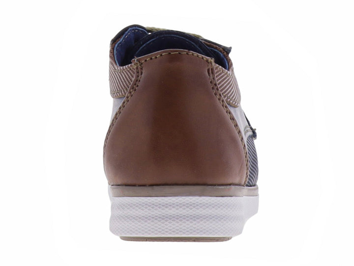 Zapato casual para niño color azul marino con detalles en miel y suela blanca.