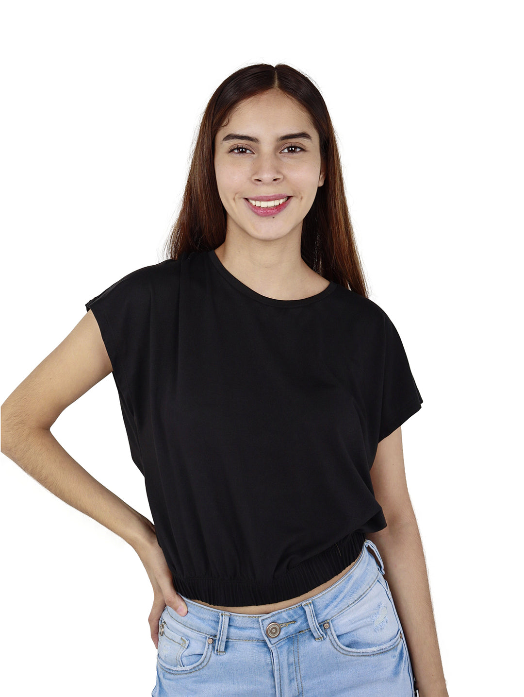 Mujer joven vistiendo una blusa negra de manga corta y pantalones vaqueros azul claro.