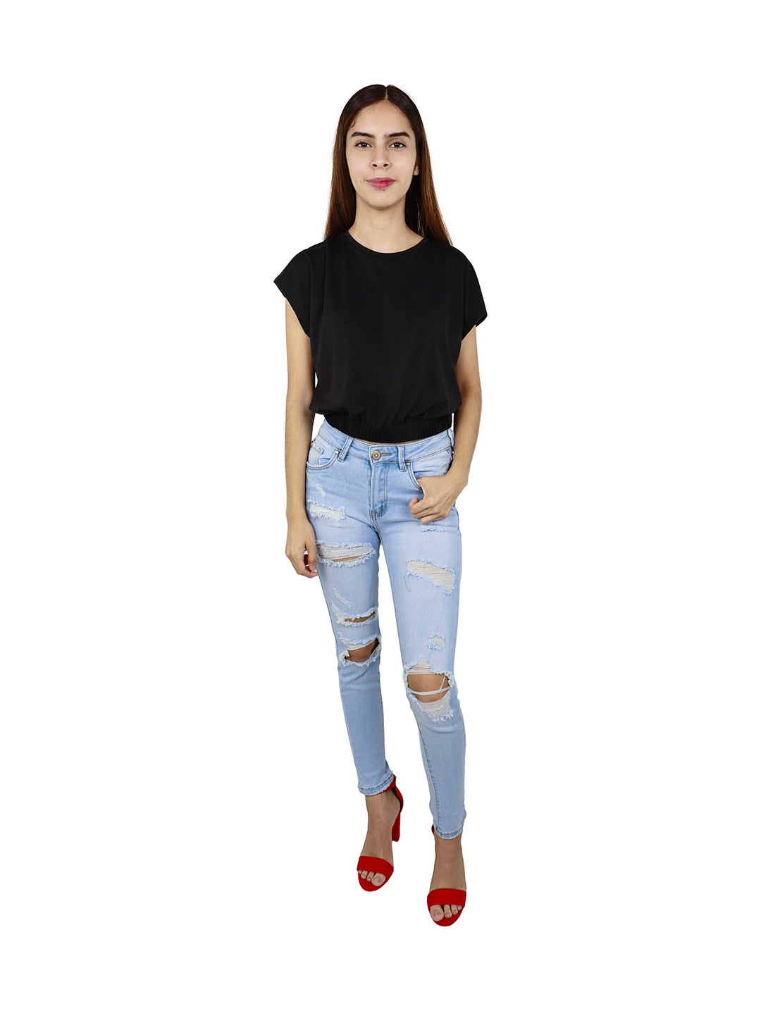 Mujer joven vistiendo una blusa negra de manga corta y pantalones vaqueros azul claro.