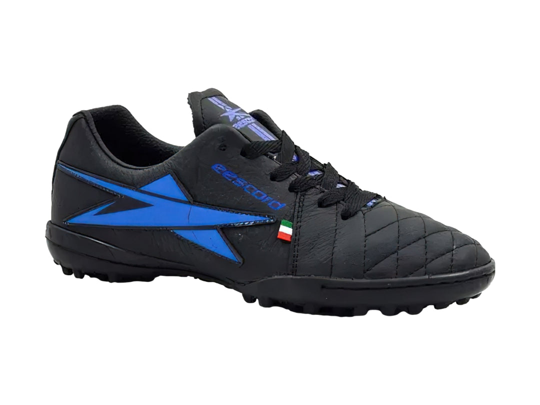Zapato de fútbol Eescord color negro con detalles en azul y suela para césped sintético.