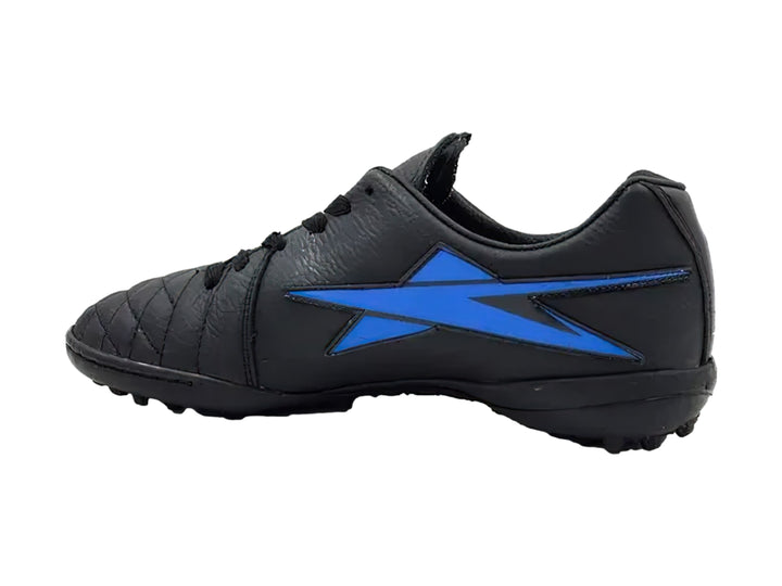 Zapato de fútbol Eescord color negro con detalles en azul y suela para césped sintético.