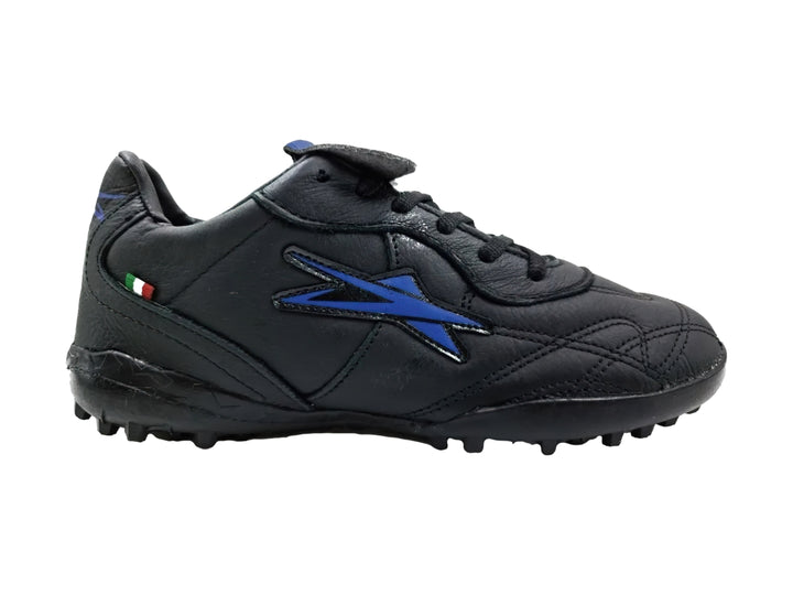 Zapato de fútbol Eescord color negro con detalles en azul y suela para terreno sintético.