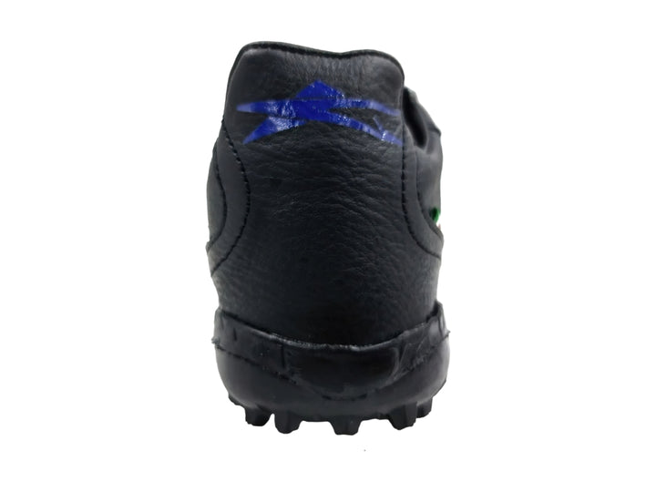 Zapato de fútbol Eescord color negro con detalles en azul y suela para terreno sintético.