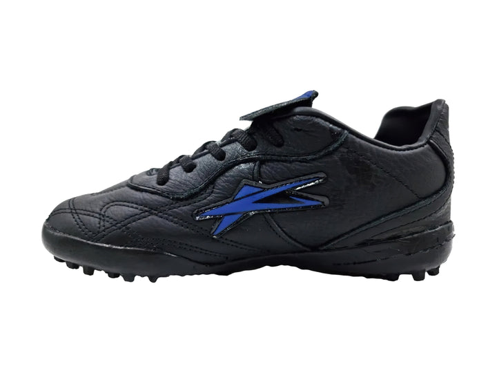 Zapato de fútbol Eescord color negro con detalles en azul y suela para terreno sintético.