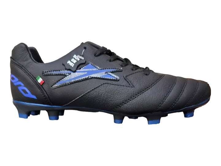 Zapato de fútbol EESCORD color negro con detalles en azul y suela de tacos para césped.