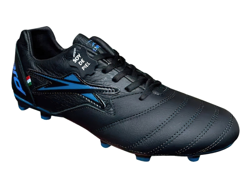 Zapato de fútbol EESCORD color negro con detalles en azul y suela de tacos para césped.