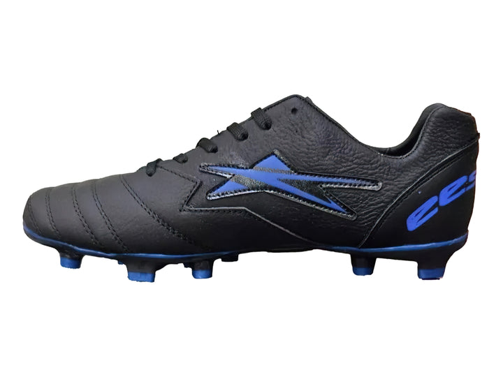 Zapato de fútbol EESCORD color negro con detalles en azul y suela de tacos para césped.