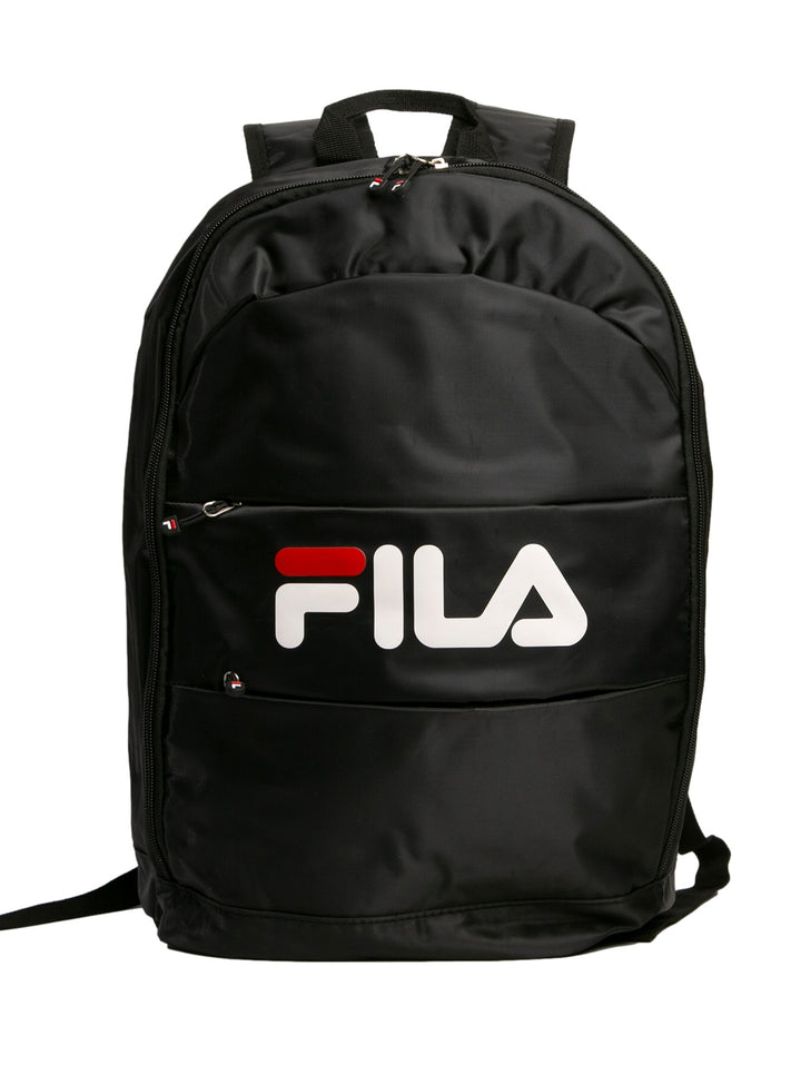 Mochila escolar FILA de color negro con logotipo blanco y rojo en el frente.