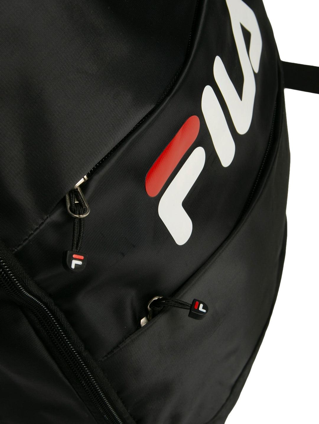 Mochila escolar FILA de color negro con logotipo blanco y rojo en el frente.