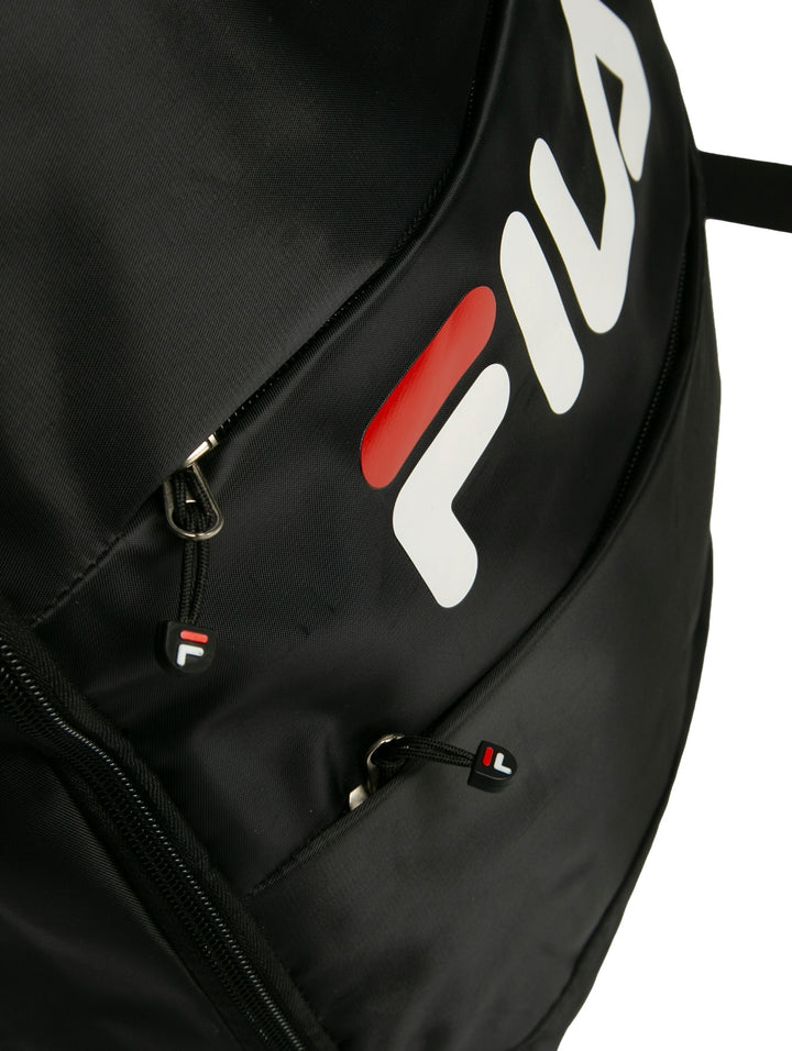 Mochila escolar FILA de color negro con logotipo blanco y rojo en el frente.