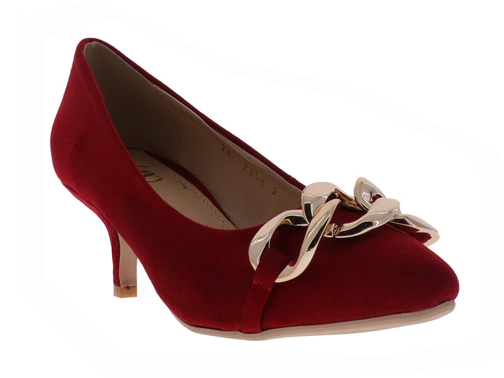 Zapato de tacón color rojo con un adorno de cadena dorada en la parte frontal.