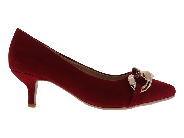 Zapato de tacón color rojo con un adorno de cadena dorada en la parte frontal.