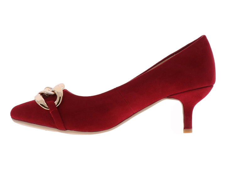 Zapato de tacón color rojo con un adorno de cadena dorada en la parte frontal.