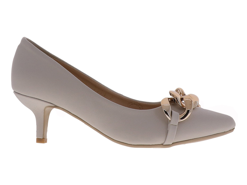 Zapato de tacón color latte con adorno de cadena dorada en la parte frontal para mujer.