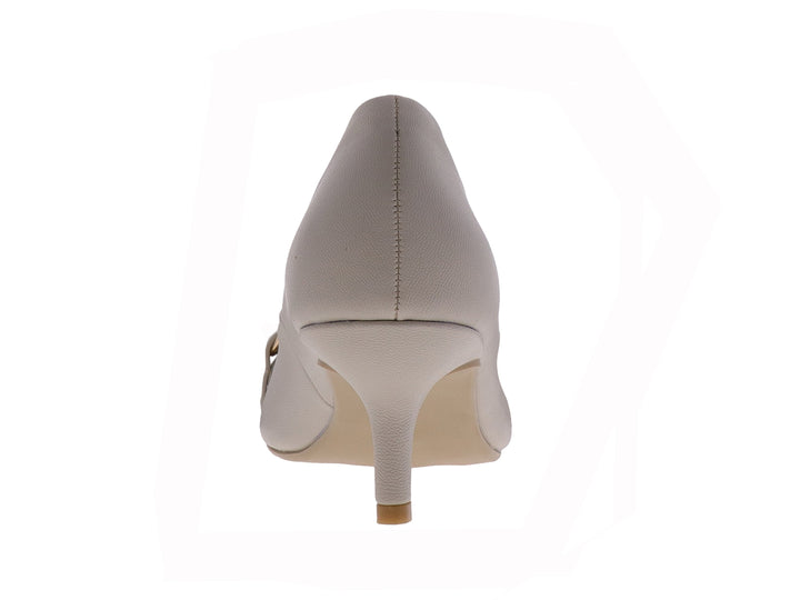 Zapato de tacón color latte con adorno de cadena dorada en la parte frontal para mujer.