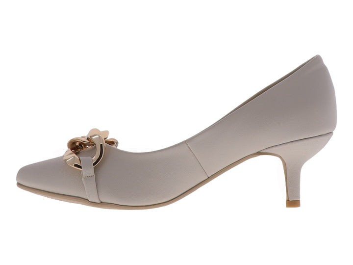 Zapato de tacón color latte con adorno de cadena dorada en la parte frontal para mujer.