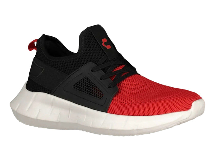 Tenis deportivos Charly en colores negro y rojo con suela blanca gruesa.
