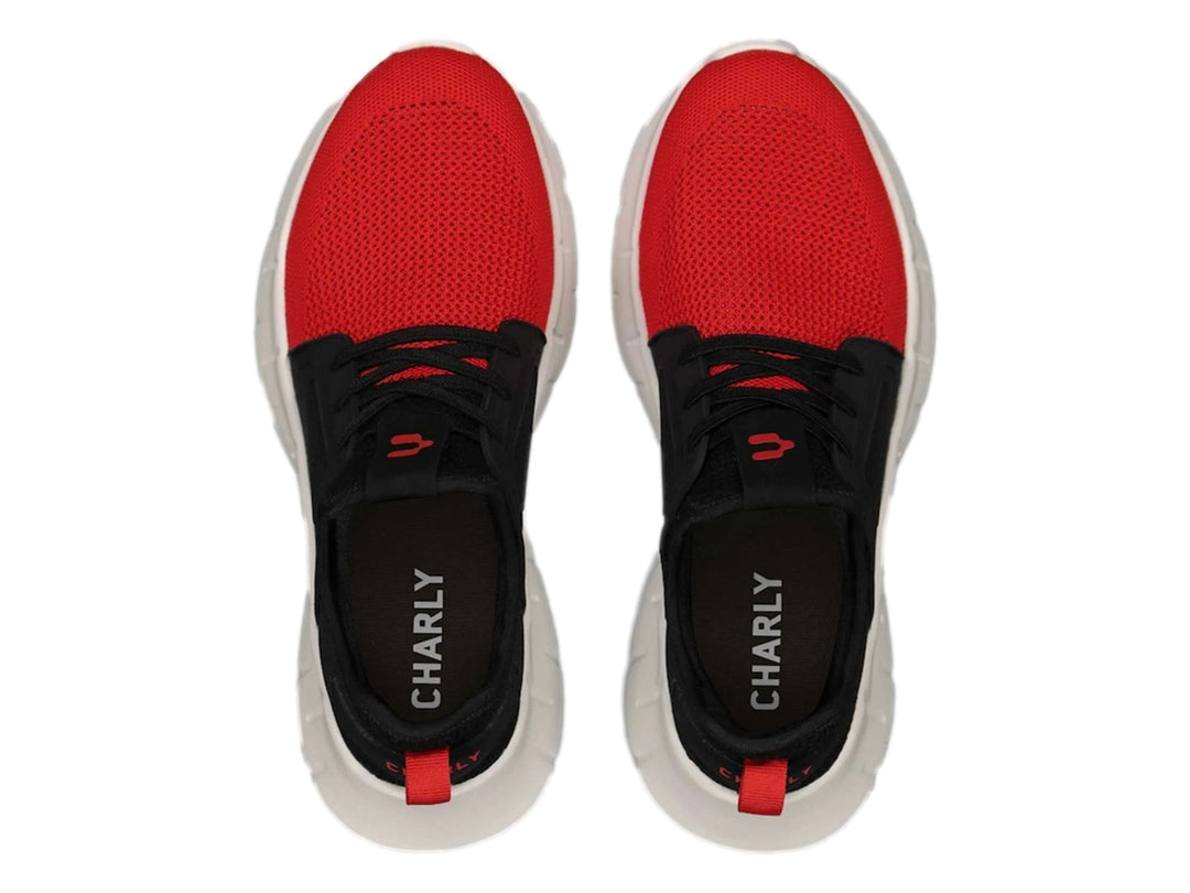 Tenis deportivos Charly en colores negro y rojo con suela blanca gruesa.