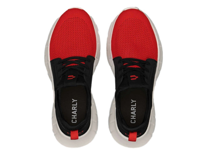 Tenis deportivos Charly en colores negro y rojo con suela blanca gruesa.