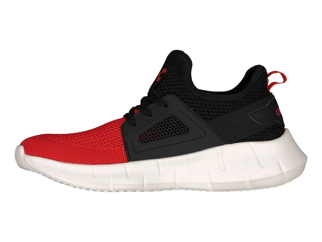 Tenis deportivos Charly en colores negro y rojo con suela blanca gruesa.