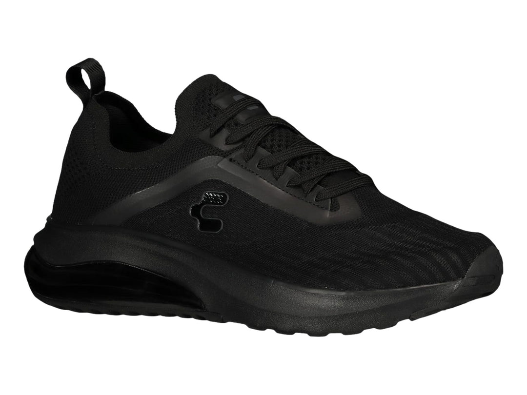 Tenis deportivos Charly de color negro con suela gruesa y tejido transpirable.
