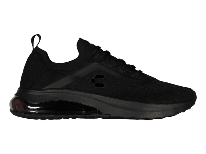 Tenis deportivos Charly de color negro con suela gruesa y tejido transpirable.
