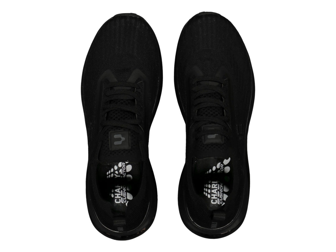 Tenis deportivos Charly de color negro con suela gruesa y tejido transpirable.