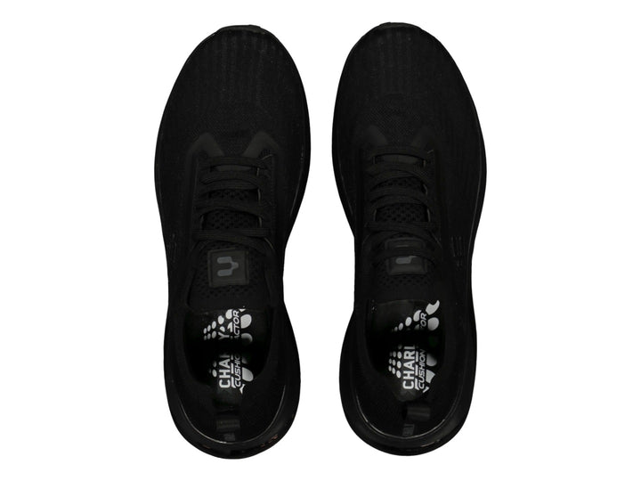 Tenis deportivos Charly de color negro con suela gruesa y tejido transpirable.