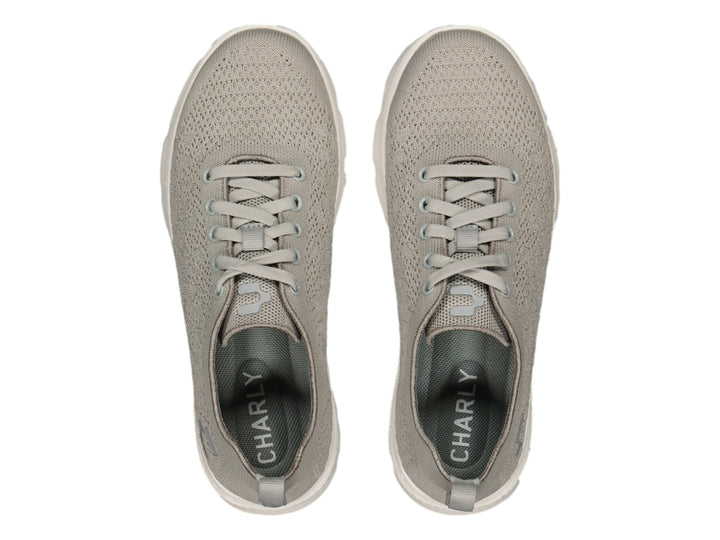 Tenis deportivos Charly color gris con suela blanca y tejido transpirable.