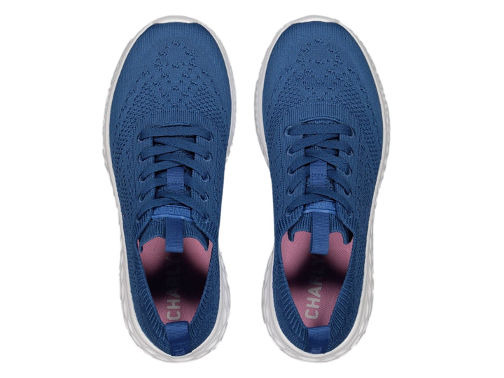 Tenis deportivos Charly de color azul con suela blanca y tejido transpirable.