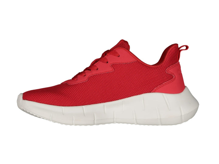 Tenis deportivos Charly en color rojo con suela gruesa de color blanco.
