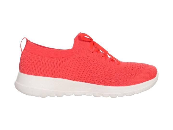 Tenis Skechers Go Walk Joy en color coral con suela blanca y tejido transpirable.