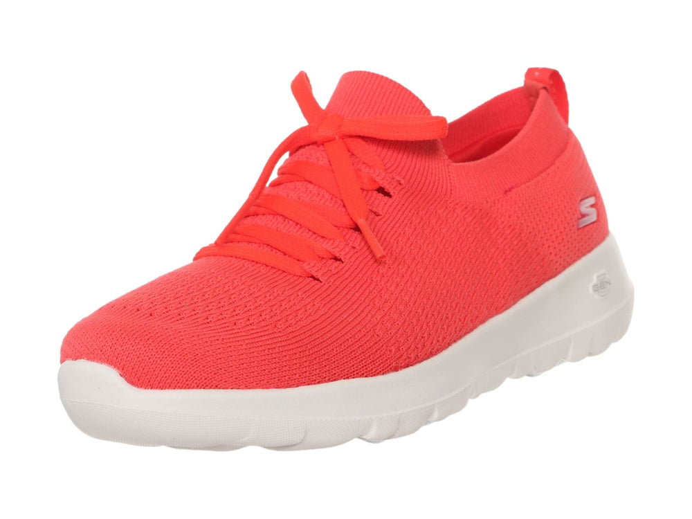 Tenis Skechers Go Walk Joy en color coral con suela blanca y tejido transpirable.