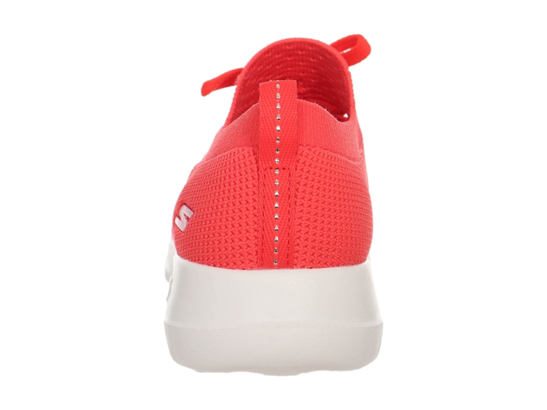 Tenis Skechers Go Walk Joy en color coral con suela blanca y tejido transpirable.