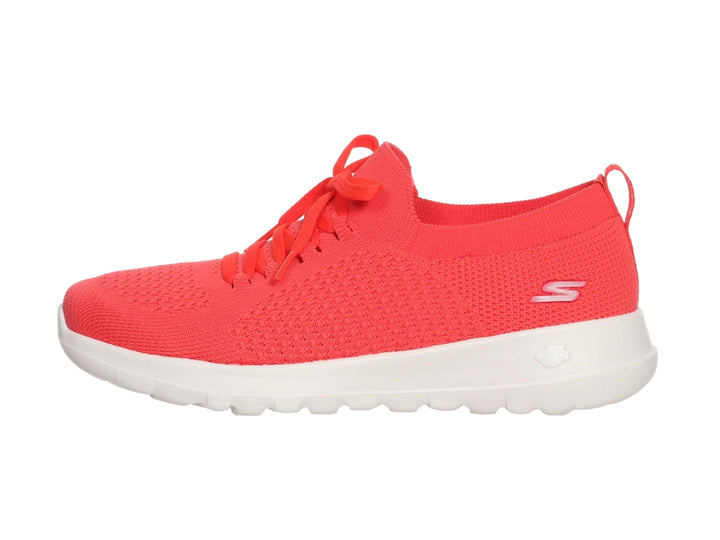 Tenis Skechers Go Walk Joy en color coral con suela blanca y tejido transpirable.