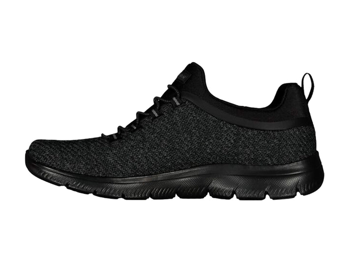 Tenis deportivos Skechers color negro con acabado tejido y suela flexible.
