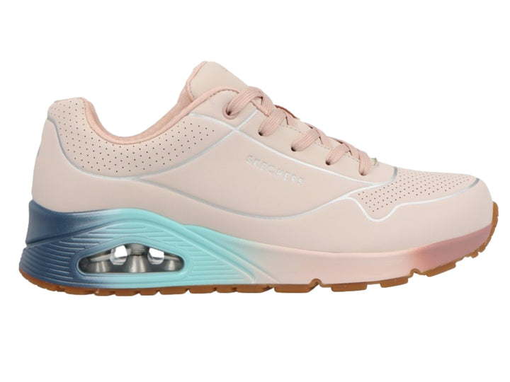 Tenis Skechers color rosa con suela en degradado azul y turquesa con cámara de aire visible.