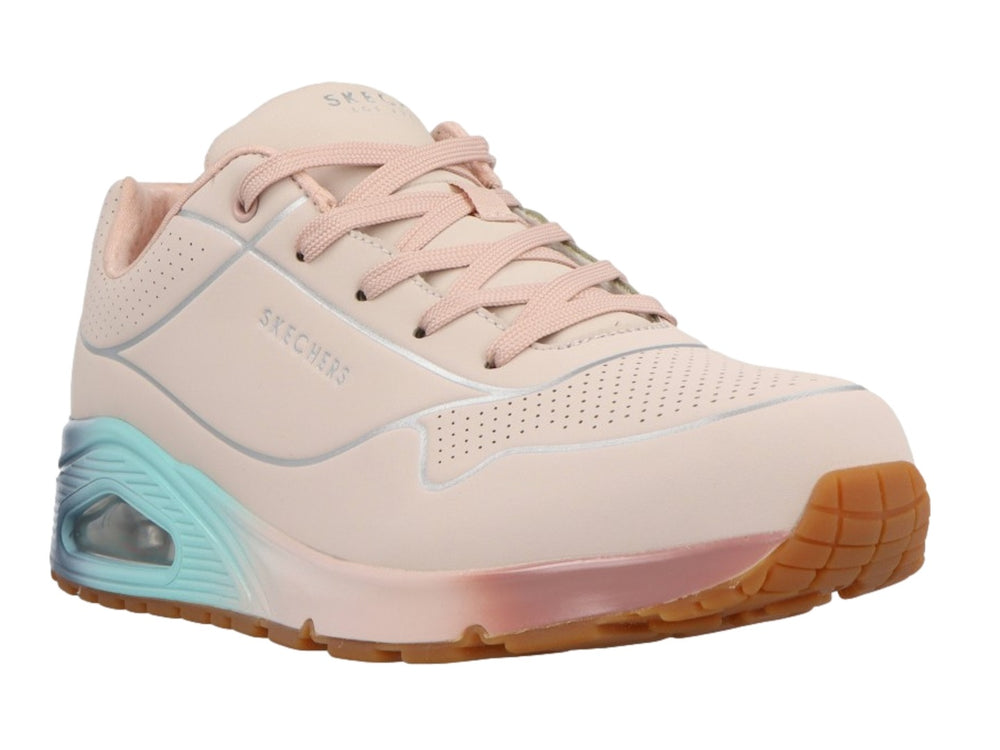 Tenis Skechers color rosa con suela en degradado azul y turquesa con cámara de aire visible.