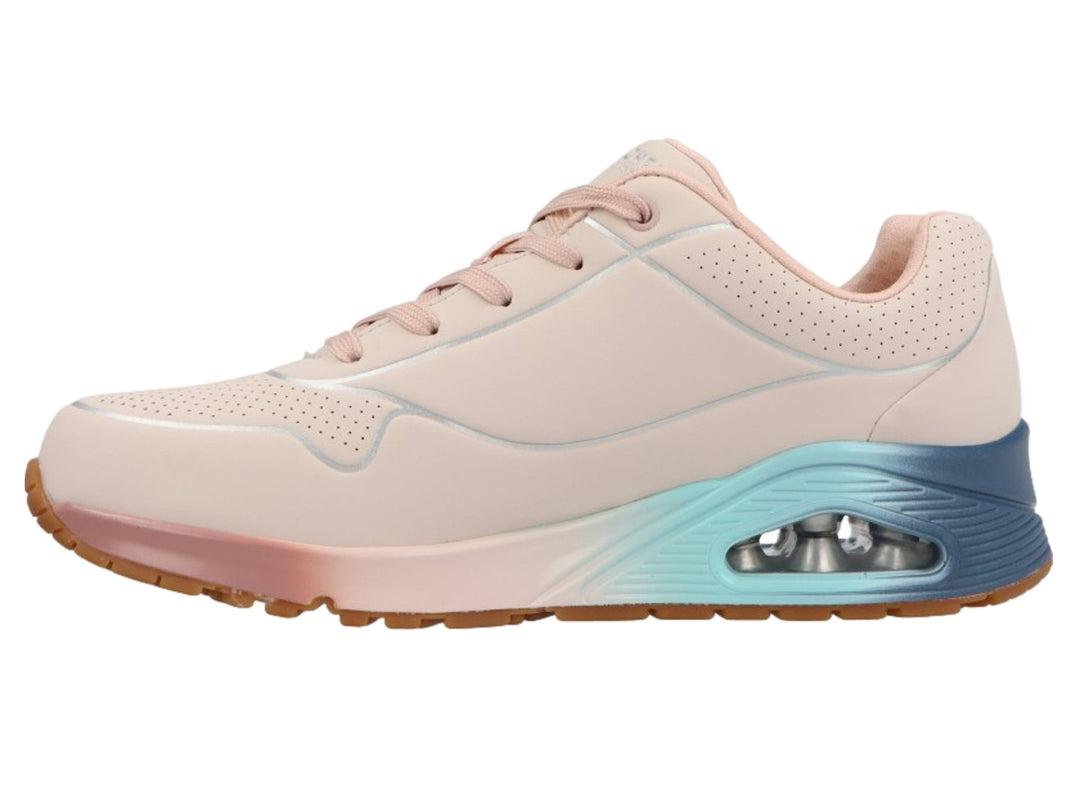 Tenis Skechers color rosa con suela en degradado azul y turquesa con cámara de aire visible.