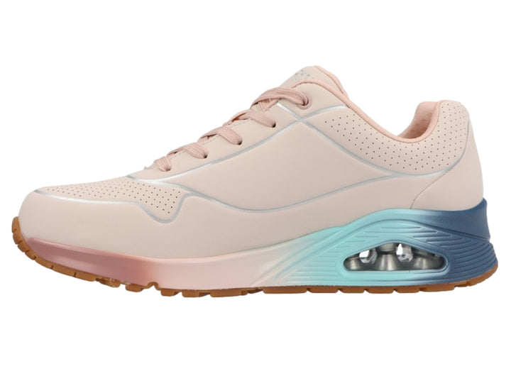 Tenis Skechers color rosa con suela en degradado azul y turquesa con cámara de aire visible.