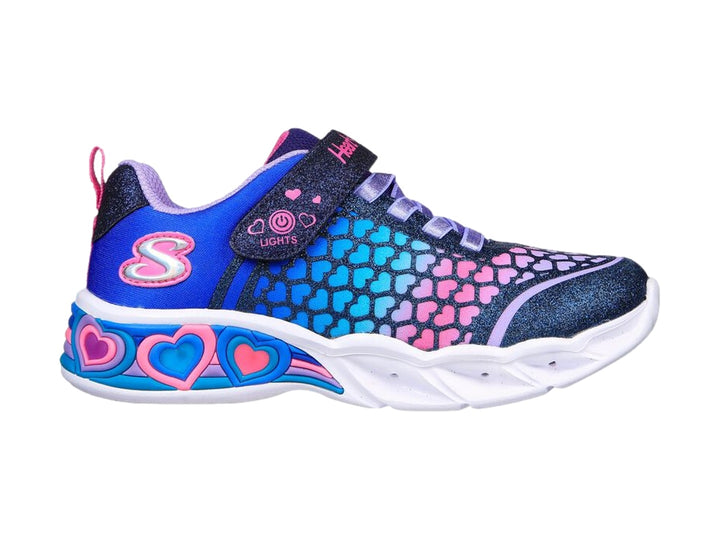 Tenis deportivos Skechers para niña con diseño de corazones multicolores y acabado brillante.