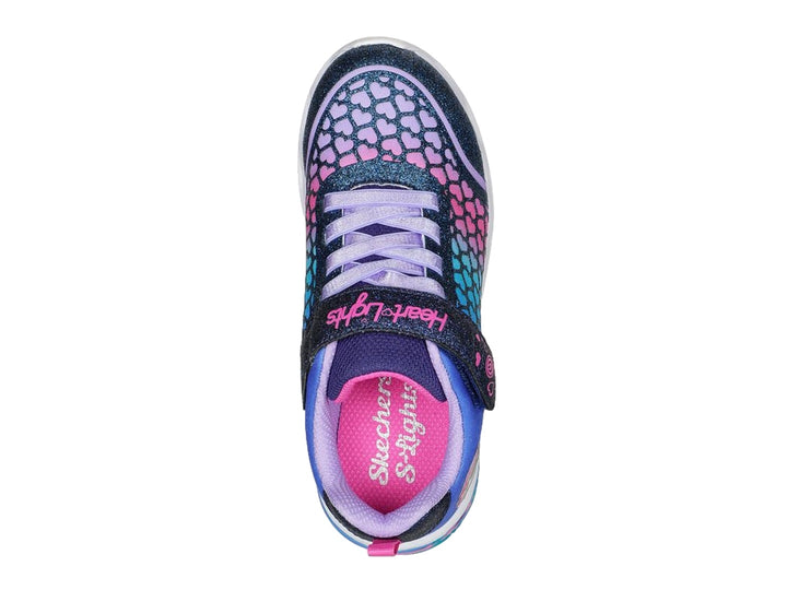 Tenis deportivos Skechers para niña con diseño de corazones multicolores y acabado brillante.