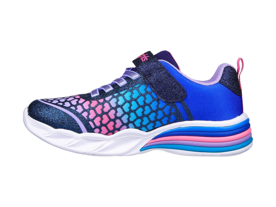Tenis deportivos Skechers para niña con diseño de corazones multicolores y acabado brillante.