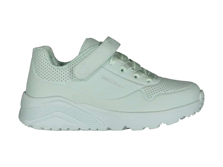 Tenis SKECHERS color verde menta claro con correa de velcro y agujetas para niño.
