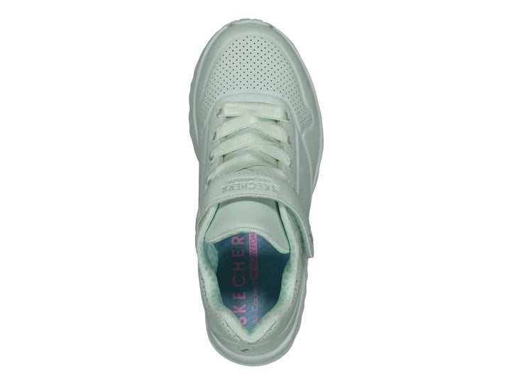 Tenis SKECHERS color verde menta claro con correa de velcro y agujetas para niño.