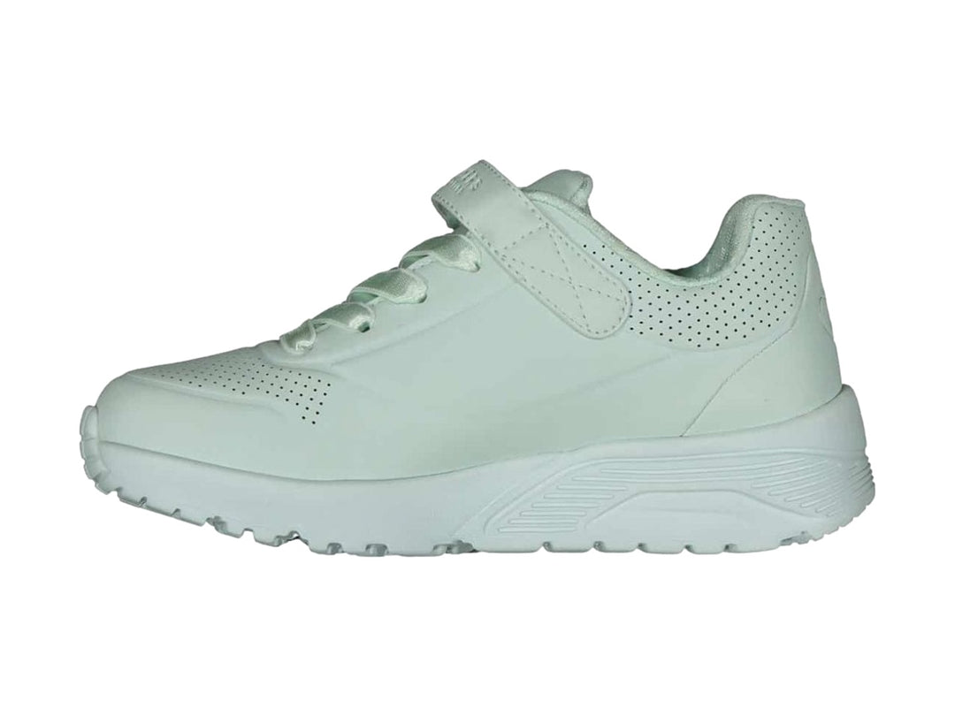 Tenis SKECHERS color verde menta claro con correa de velcro y agujetas para niño.