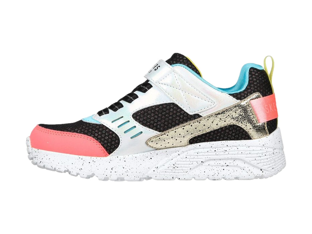 Tenis deportivos Skechers infantiles en colores negro, blanco, rosa y dorado con correa de velcro.