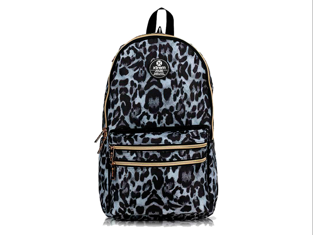 Mochila XTREM con estampado de leopardo en colores negro y gris, con detalles de cierres en color dorado.