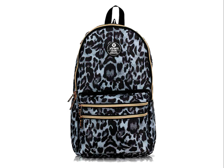 Mochila XTREM con estampado de leopardo en colores negro y gris, con detalles de cierres en color dorado.