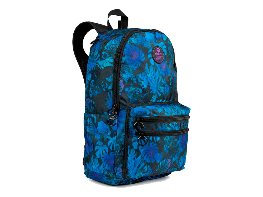 Mochila XTREM color azul y negro con estampado de hojas tropicales y un bolsillo frontal con cierre.